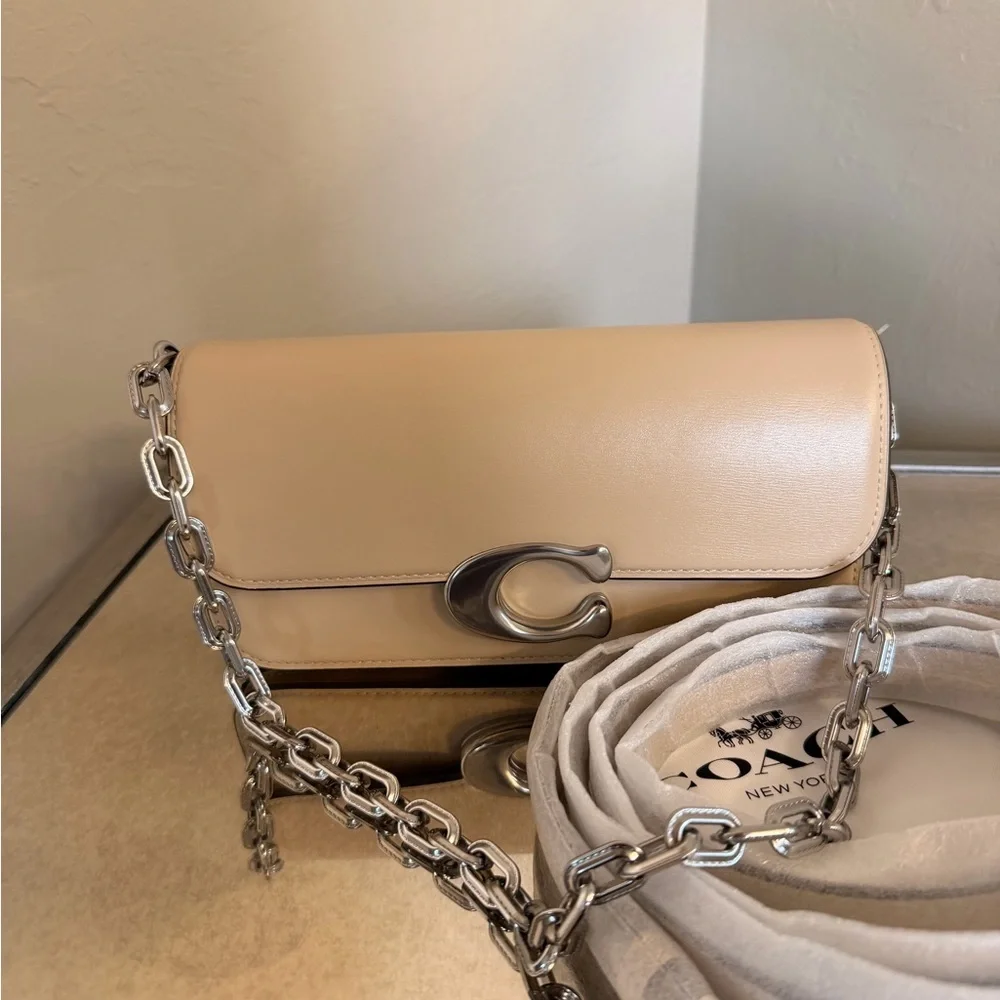 Coach. Idol Bag 23